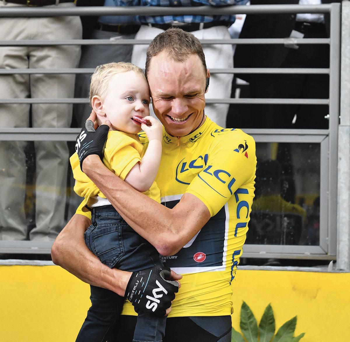 Met zijn zoontje, na de vierde Tourzege in 2017.