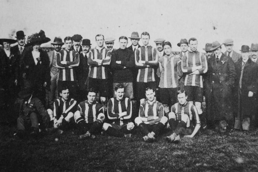 Hussein Hegazi (staand, negende van rechts) als speler van Dulwich Hamlet FC in 1912.