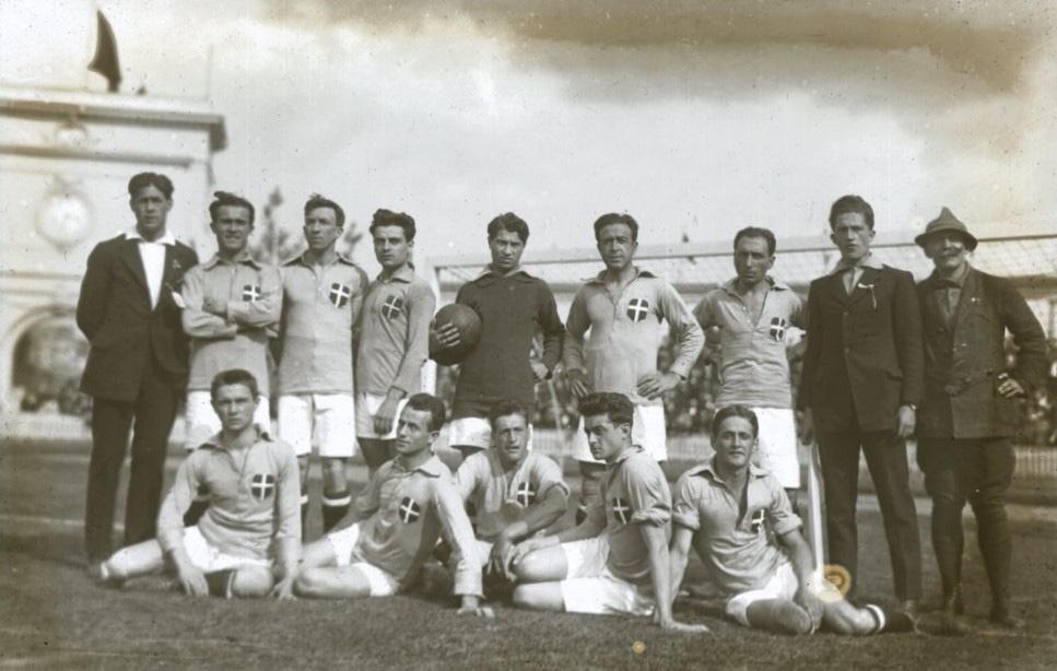 Groepsfoto van het Italiaanse team vlak na hun 2-1 overwinning tegen de Egyptenaren.