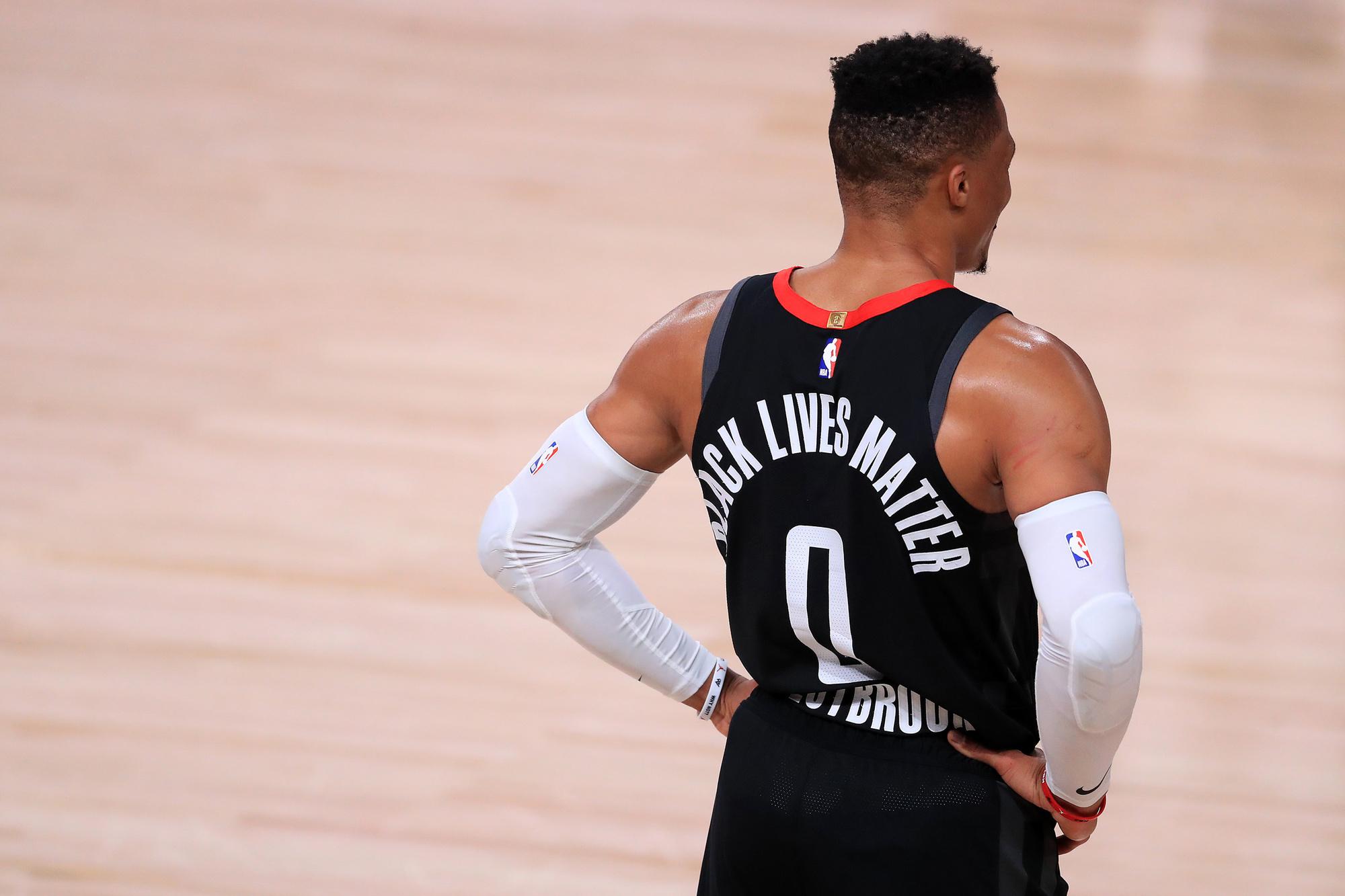Slechts twintig procent van de spelers koos ervoor om geen boodschap op hun shirt te zetten. Russell Westbrook van de Houston Rockets deed het wel.