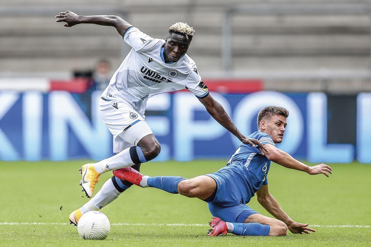 Youssouph Badji met Club Brugge in duel tegen Joakim Mæhle van Racing Genk.