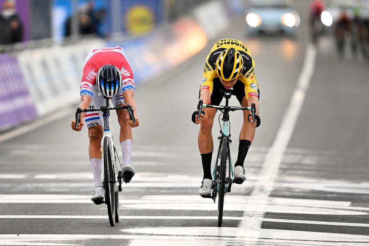 Waarom de sprint tussen Van der Poel en Van Aert zo uitzonderlijk was
