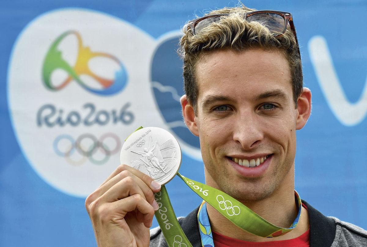 Pieter Timmers met zijn zilveren olympische medaille.