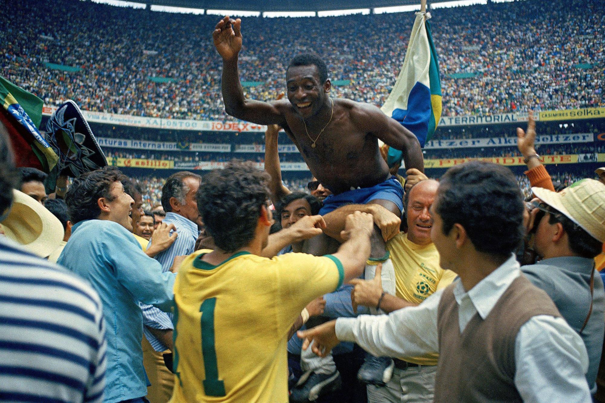 Pelé wordt gevierd na de wereldbekerwinst in 1970