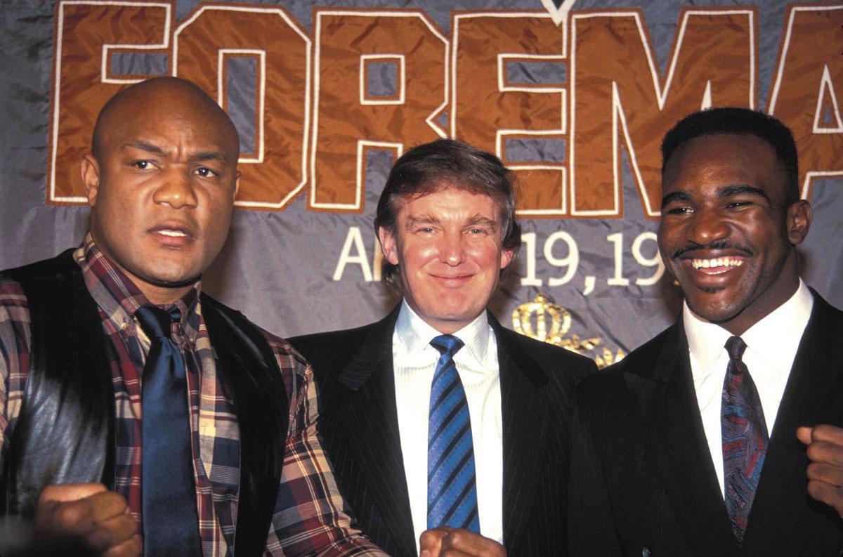 Donald Trump bij de voorstelling van The Battle of the Ages, met George Foreman (links) en Evander Holyfield (rechts).