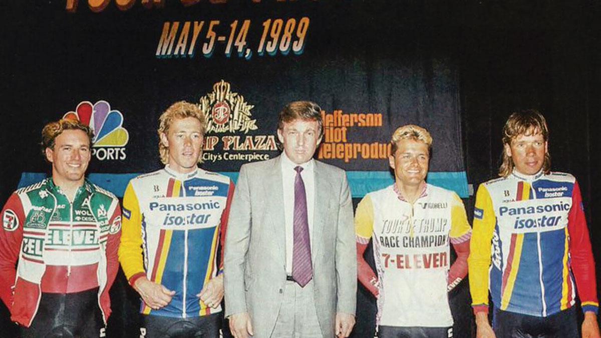 Donald Trump, als sponsor van zijn gelijknamige wielerronde, met v.l.n.r. Davis Phinney, Eric Vanderaerden, Dag-Otto Lauritzen en Henk Lubberding