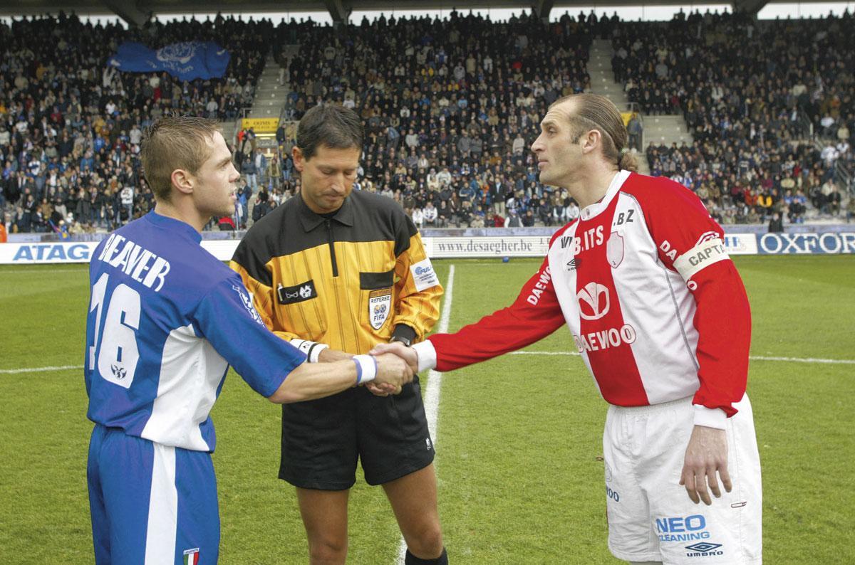 Steve Cooreman en Patrick Goots schudden elkaar de hand voor de aftrap van GBA-Antwerp (1-0) op 22 februari 2004, de laatste derby in eerste klasse.