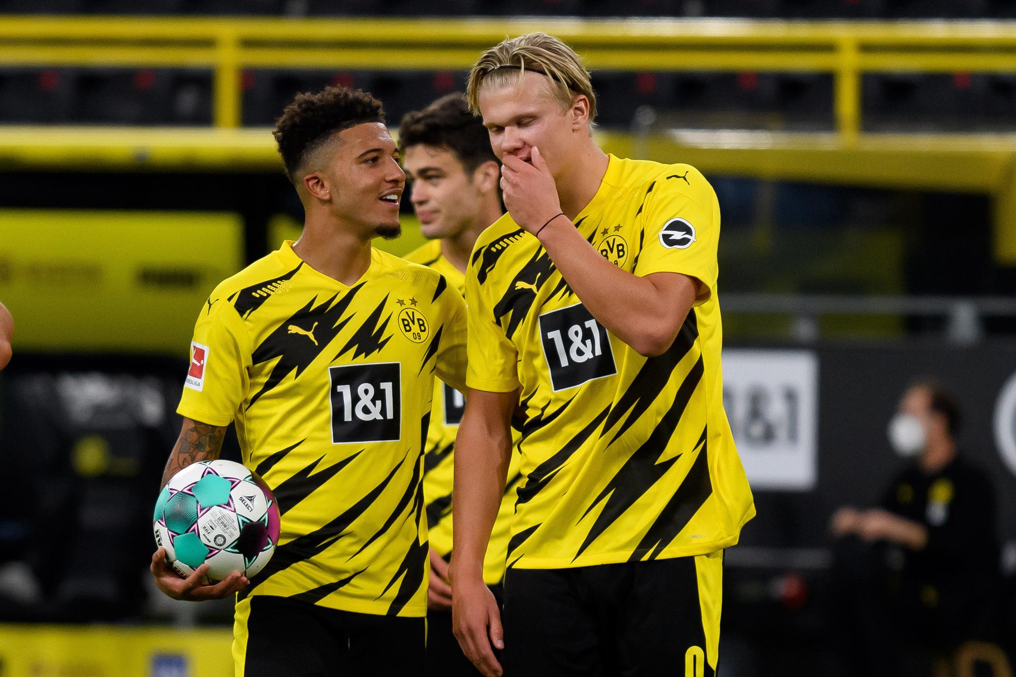 Dortmund focust zich vooral op de ontwikkeling van jonge spelers zoals Jadon Sancho en Erling Haaland, terwijl Bayern voor afgewerkte producten gaat.