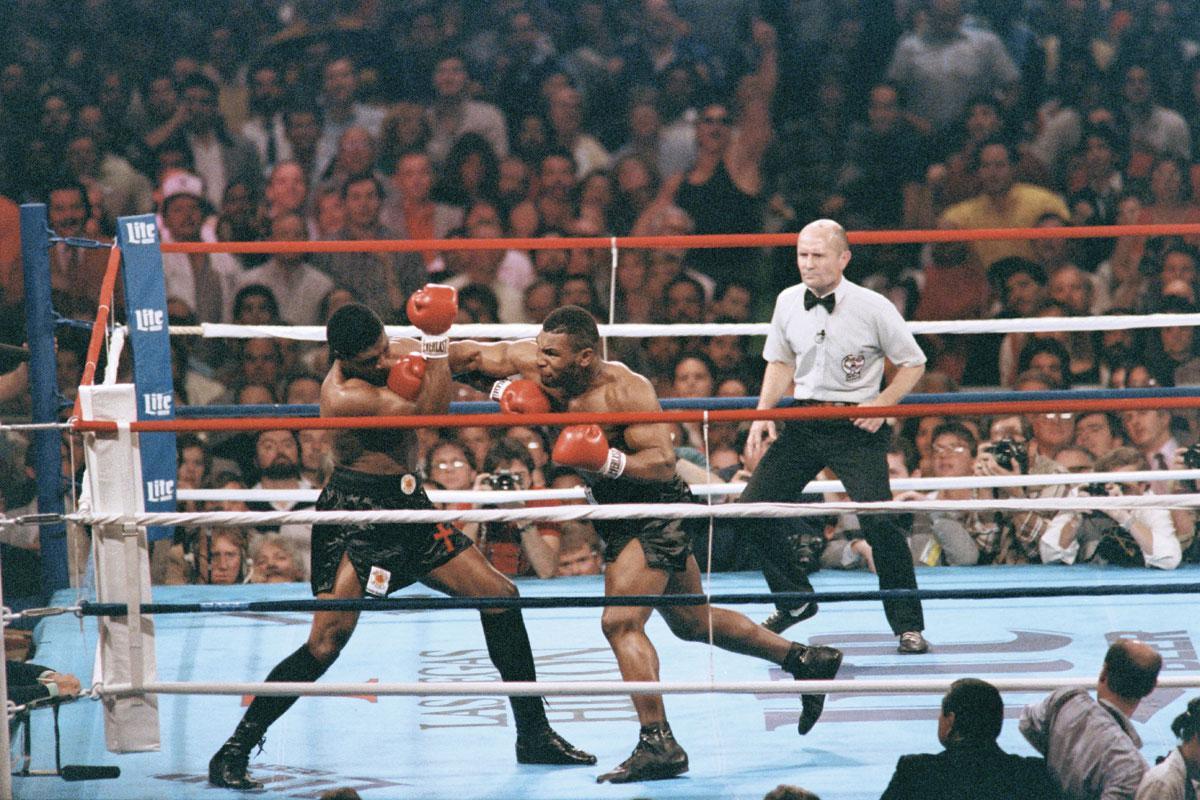 22 november 1986: Mike Tyson maait Trevor Berbick neer en kroont zich tot jongste wereldkampioen aller tijden bij de zwaargewichten.