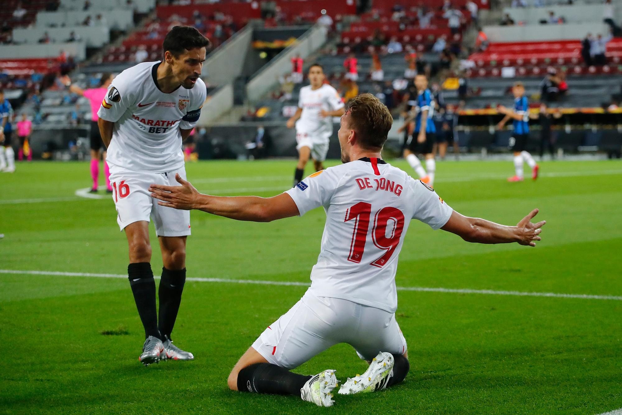 'Bij Sevilla zagen ze dat Luuk de Jong beter was op voorzetten van rechts, dus moest Jesus Navas meer voorzetten trappen. Resultaat: De Jong scoort en Sevilla wint de EL-finale.'