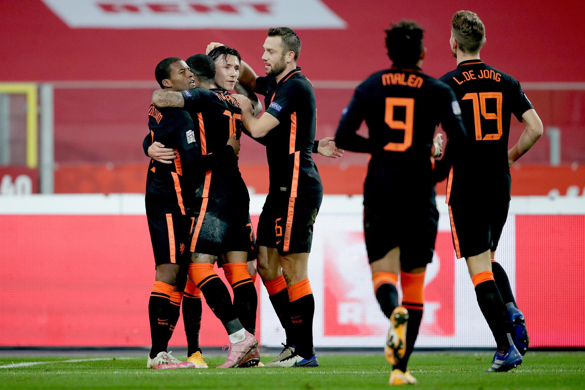 Nederland viert de late zege tegen Polen