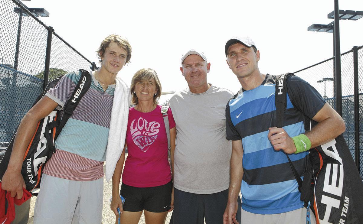 Alexander Zverev met zijn ouders en broer Mischa.