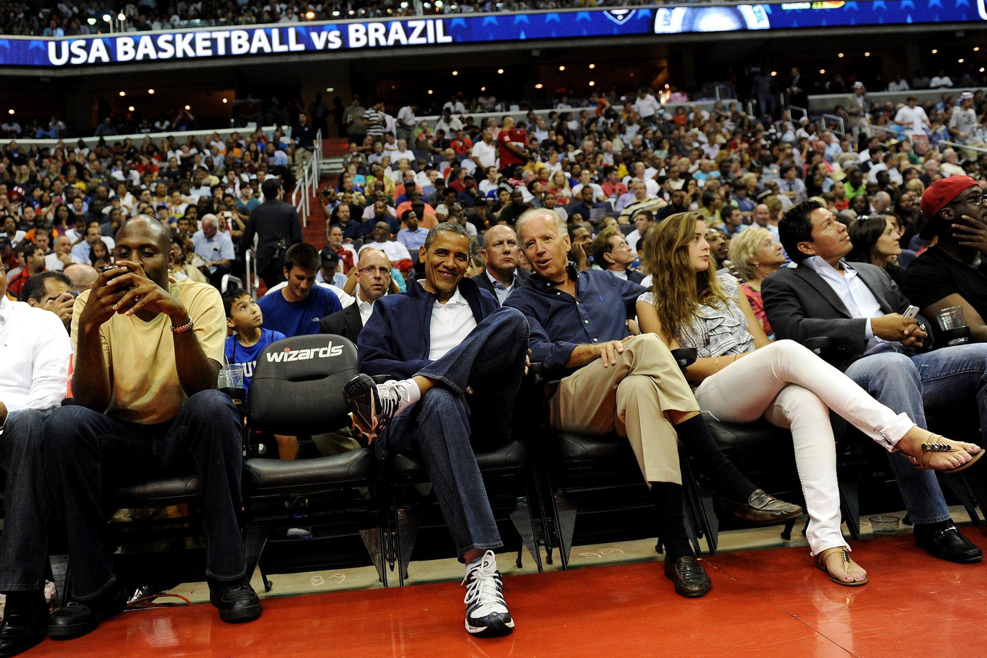 Barack Obama en Joe Biden wonen een basketbalwedstijd in Washington DC bij