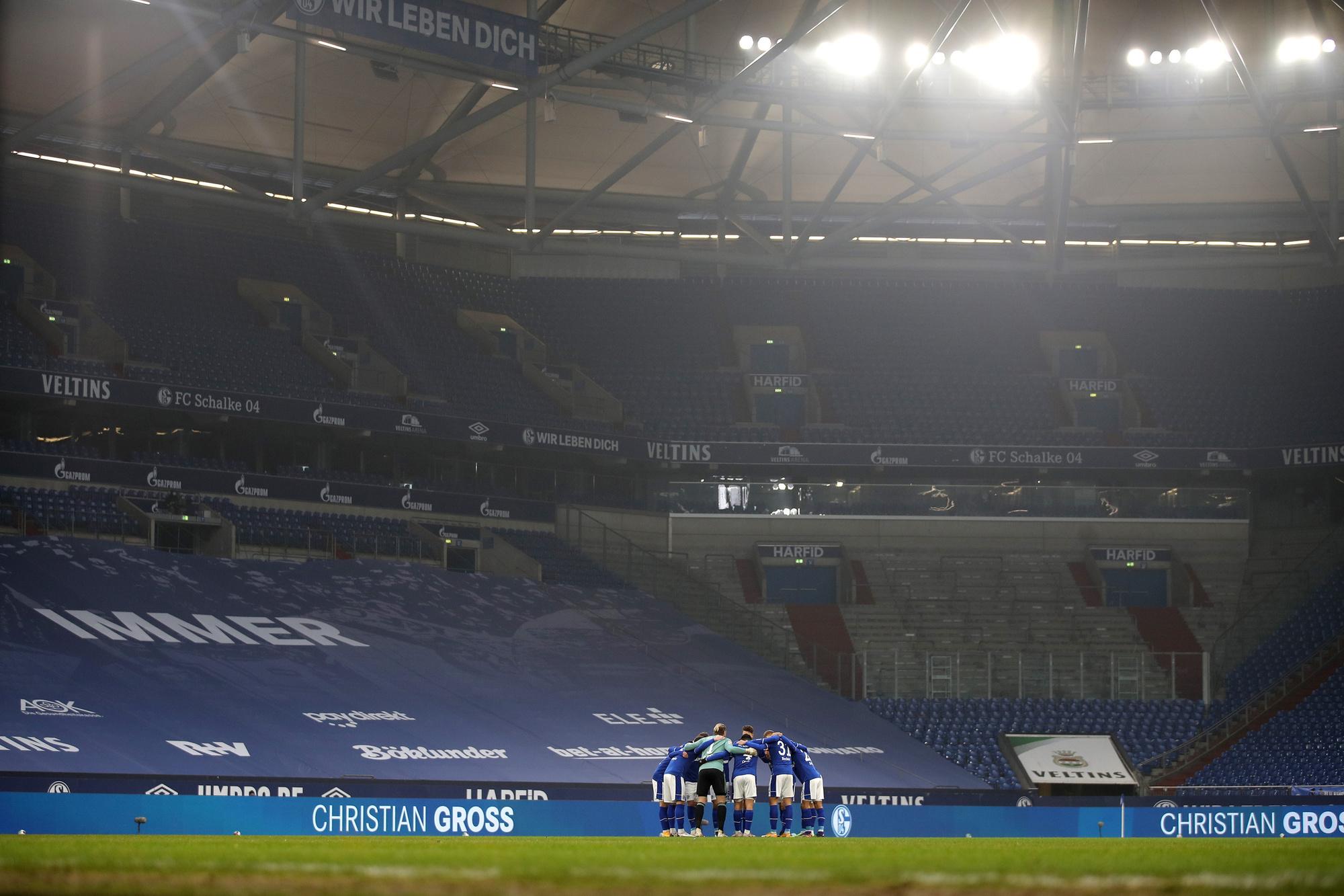 Schalke mist ook de thuisaanhang. De club heeft namelijk heel Duitsland 850 fanclubs en 56.000 leden.
