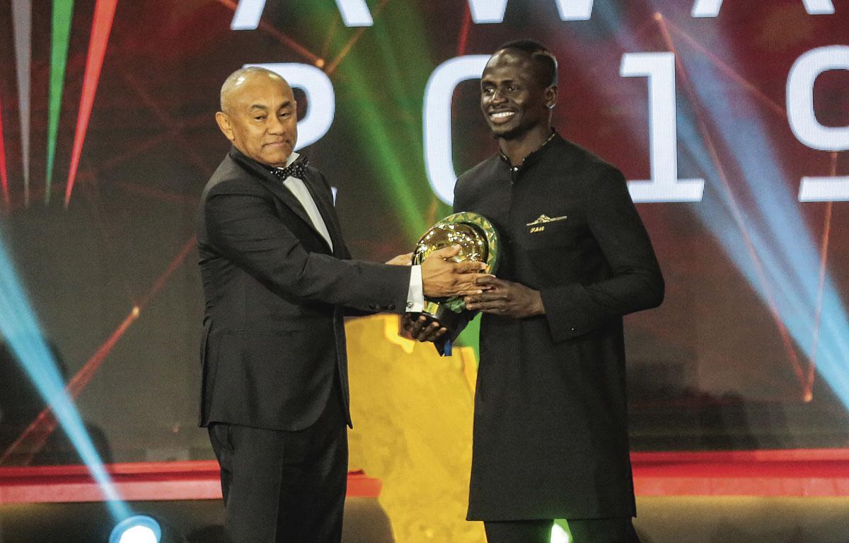 Ahmad Ahmad overhandigt een trofee aan Sadio Mané. De voorzitter van de Afrikaanse voetbalbond is eigenlijk een handpop van Infantino.