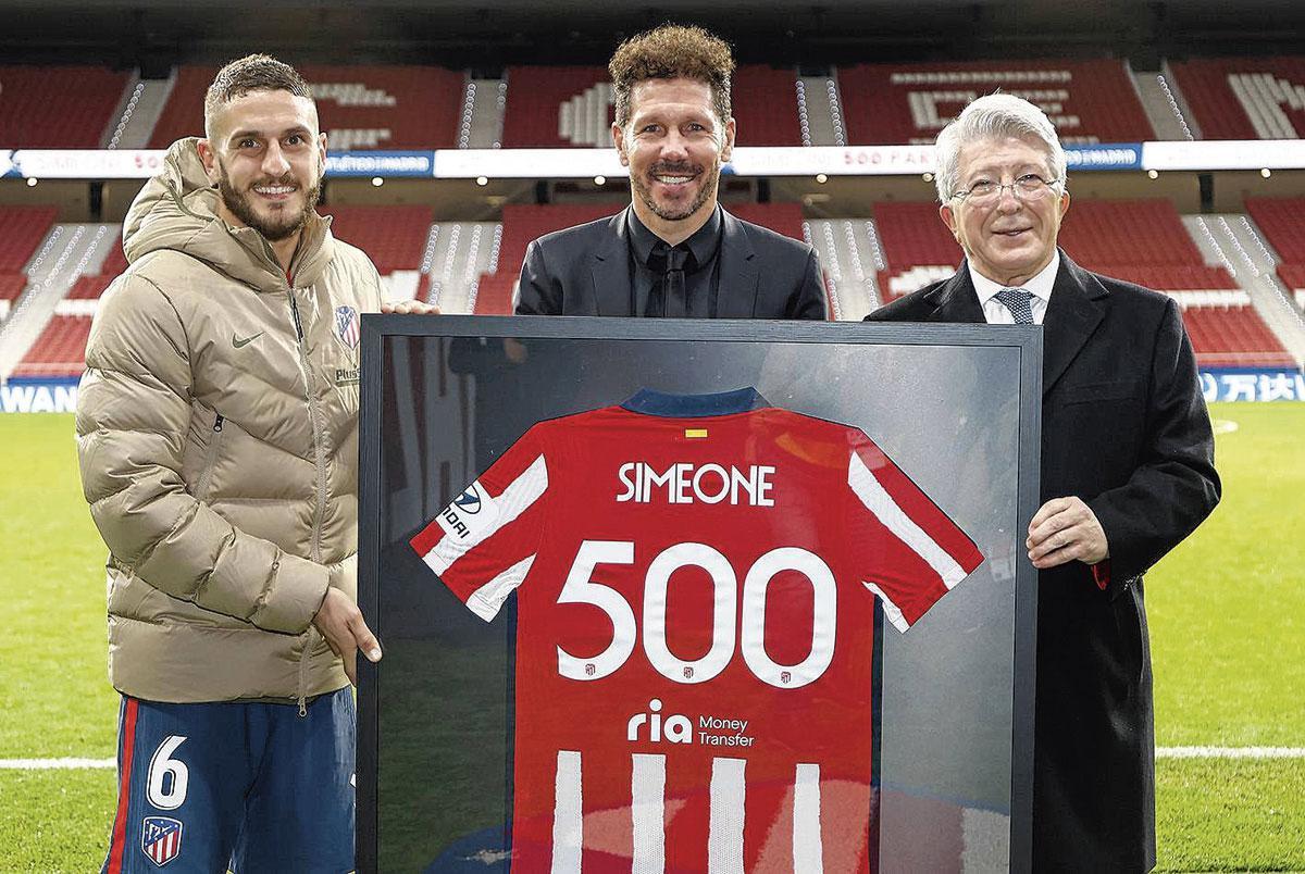 Diego Simeone heeft er intussen al meer dan 500 wedstrijden als coach van Atlético op zitten.