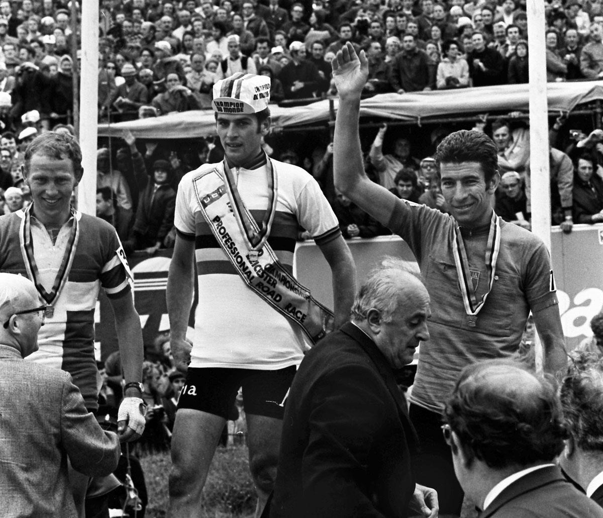 Een eerste hoogtepunt in 1970: Jean-Pierre Monseré is wereldkampioen, naast hem staan de Deen Leif Mortensen (links) en Felice Gimondi op het podium.