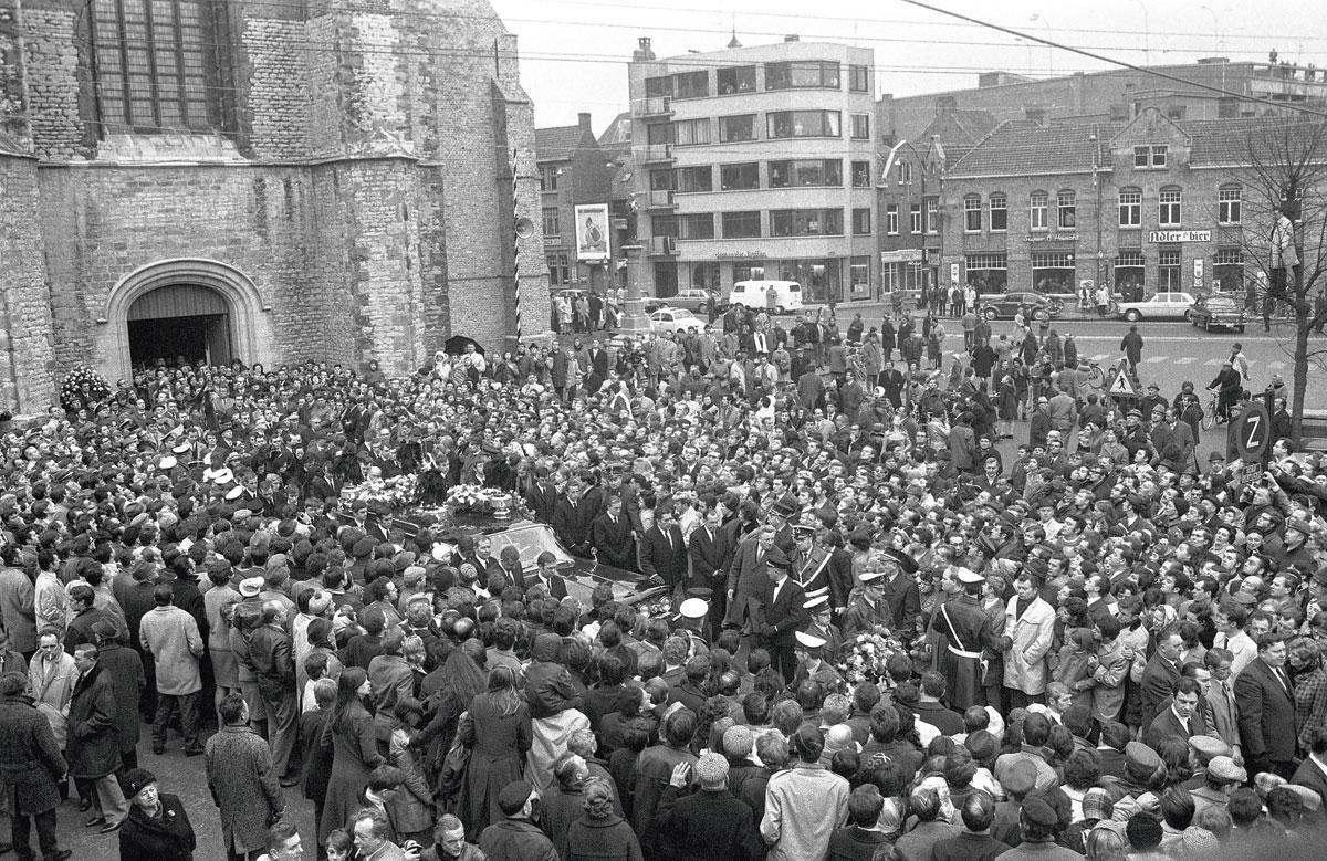 Meer dan 40.000 mensen woonden in Roeselare de begrafenis van Jean-Pierre Monseré bij.