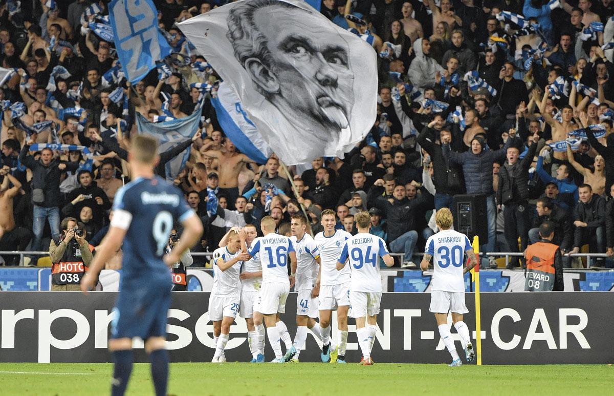Een tafereel uit 2019 in het Olympisch Stadion: de spelers van Dinamo Kiev vieren een doelpunt tegen Malmö in de Europa League.
