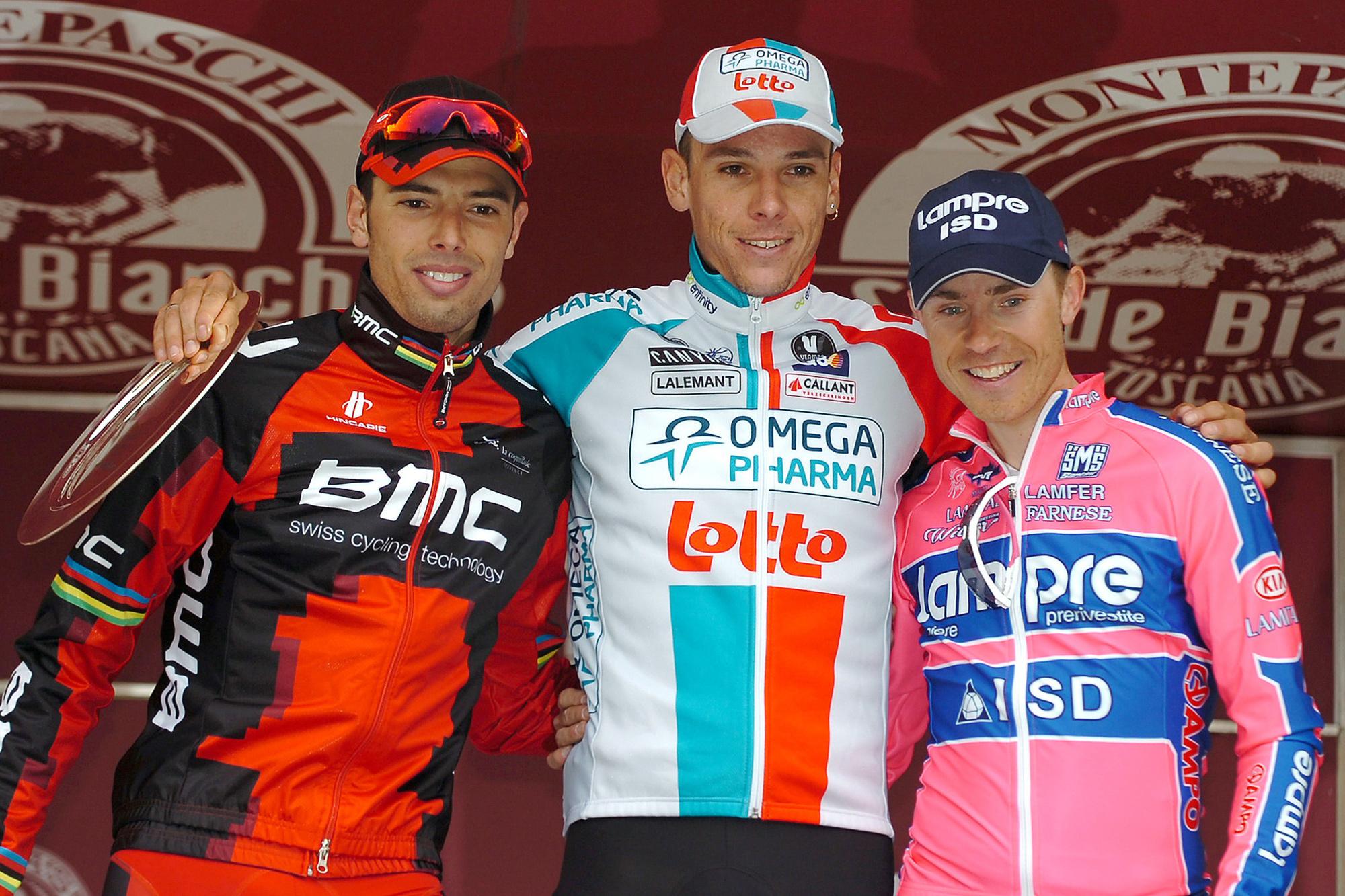 Philippe Gilbert op het podium met de Italianen Alessandro Ballan (l) en Damiano Cunego (r)