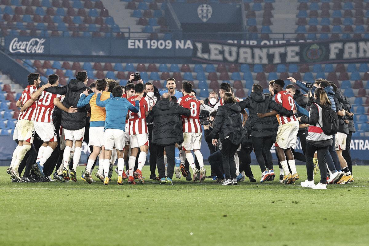De spelers van Athletic Bilbao vieren hun finaleticket voor de Copa del Rey nadat ze Levante hebben uitgeschakeld.