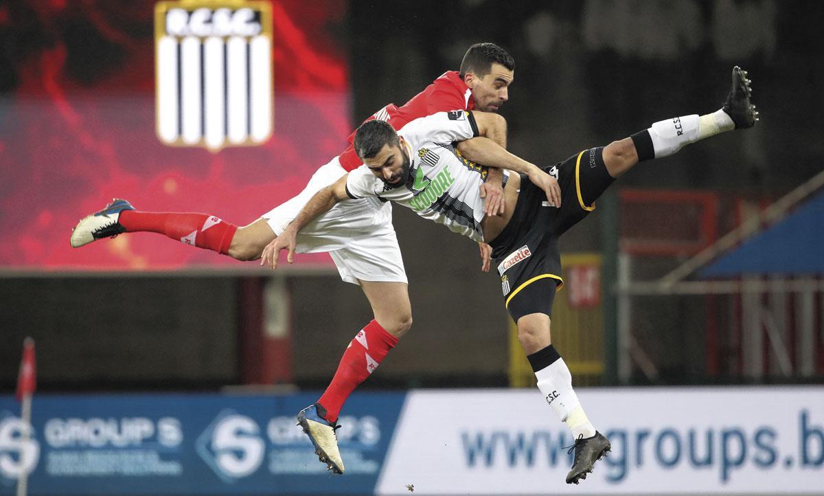 Noë Dussenne in een vreemde dans met Kaveh Rezaei. Charleroi en Standard staan momenteel op een deprimerende elfde en twaalfde plaats in de competitie.