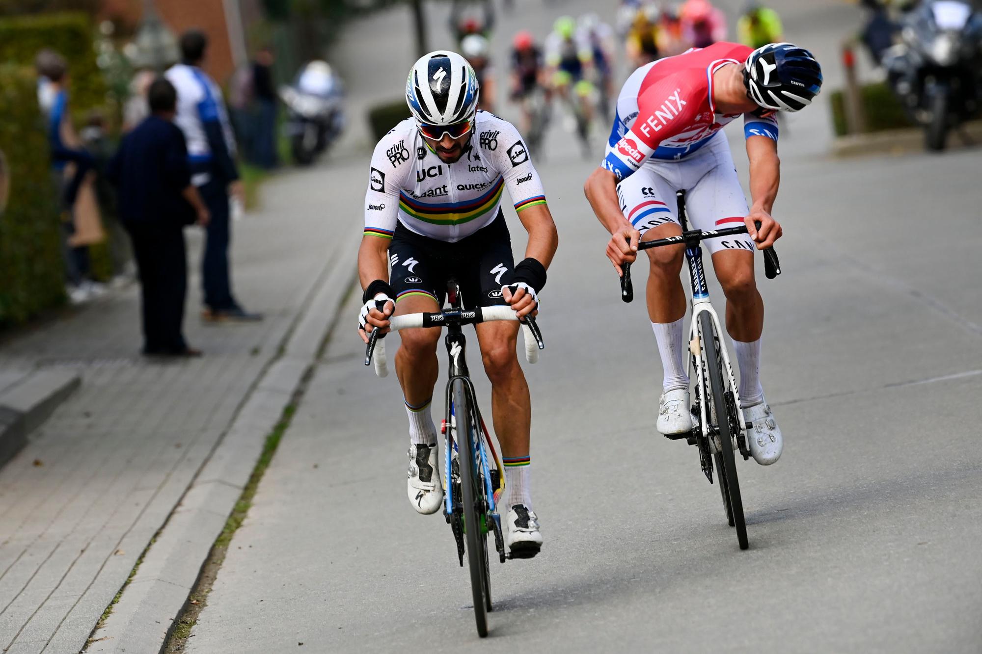 Julian Alaphilippe opent de koers met Van der Poel in zijn wiel.