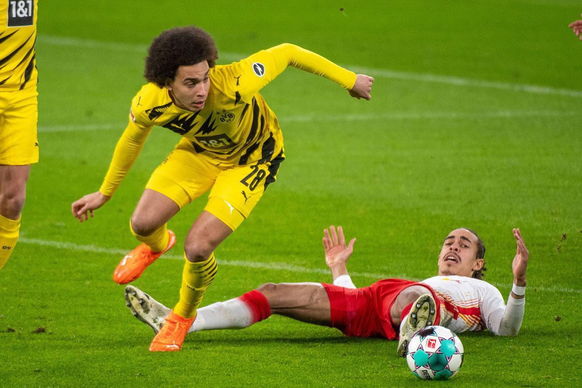 Axel Witsel in actie voor Dortmund: waarschijnlijk niet meer voor dit seizoen.