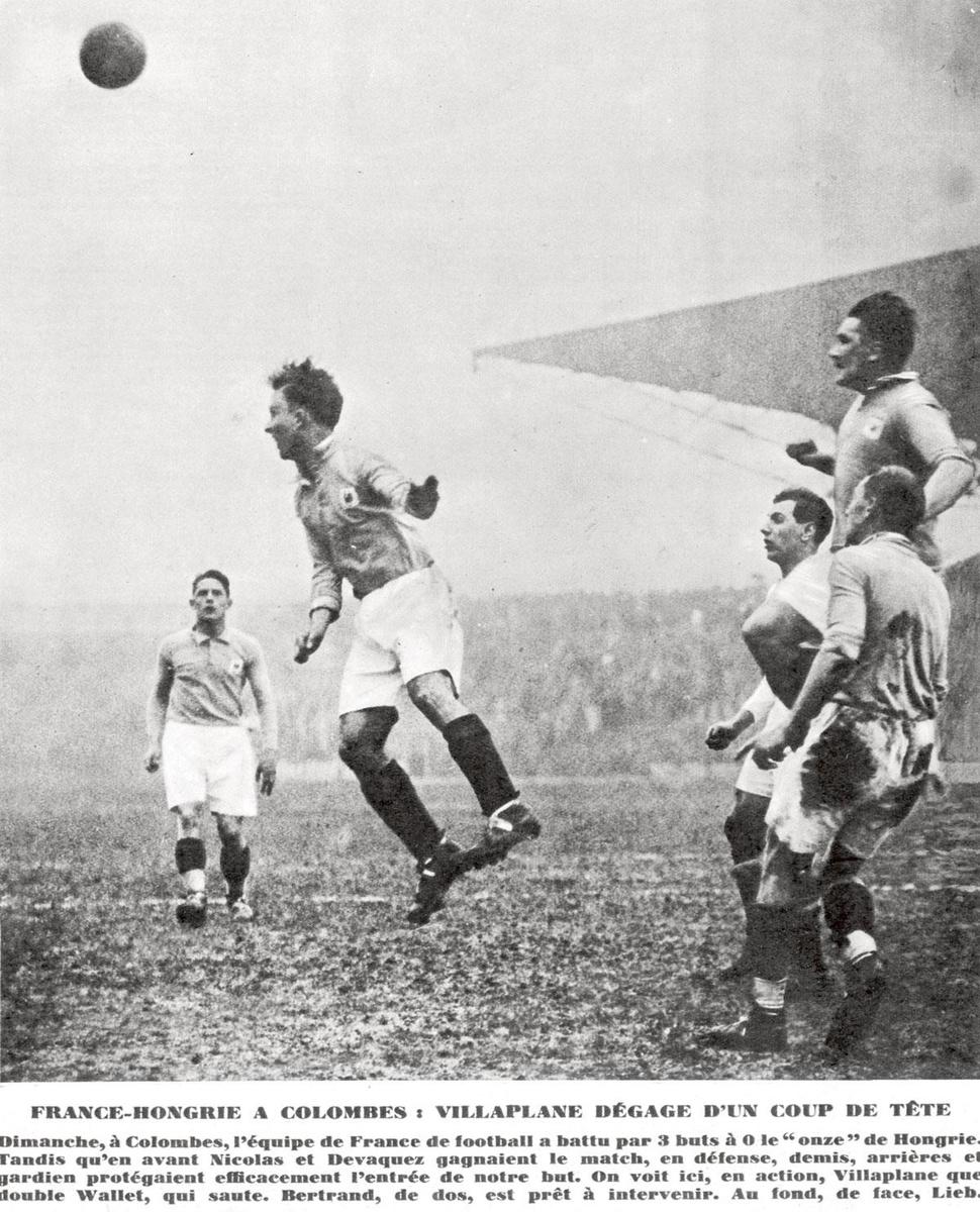 Een beeld uit een vriendschappelijke wedstrijd tussen Frankrijk en België in 1928. Twee spelers gaan de lucht in voor een kopduel: links Alexandre Villaplane en rechts Bernard Voorhoof.