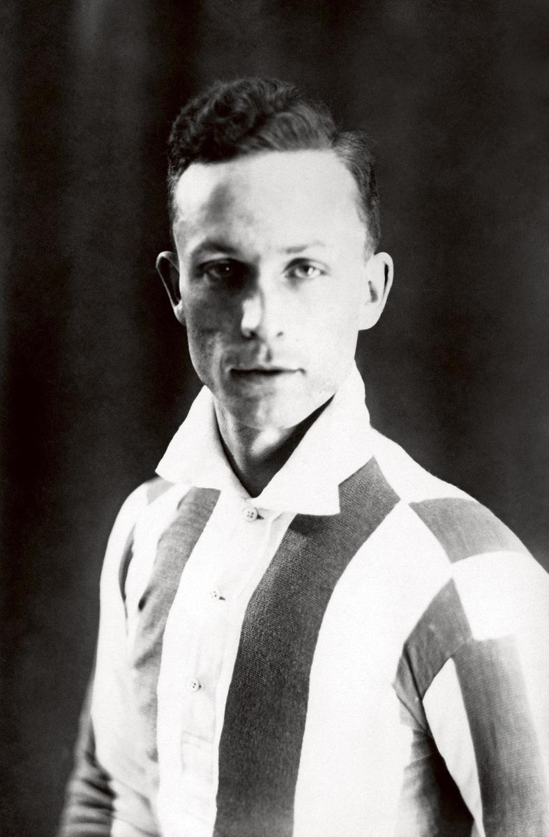 Frans international Alexandre Villaplane kopt de bal weg in een match tegen Hongarije. Later zou hij zich ontpoppen tot een gevreesd SS-luitenant.