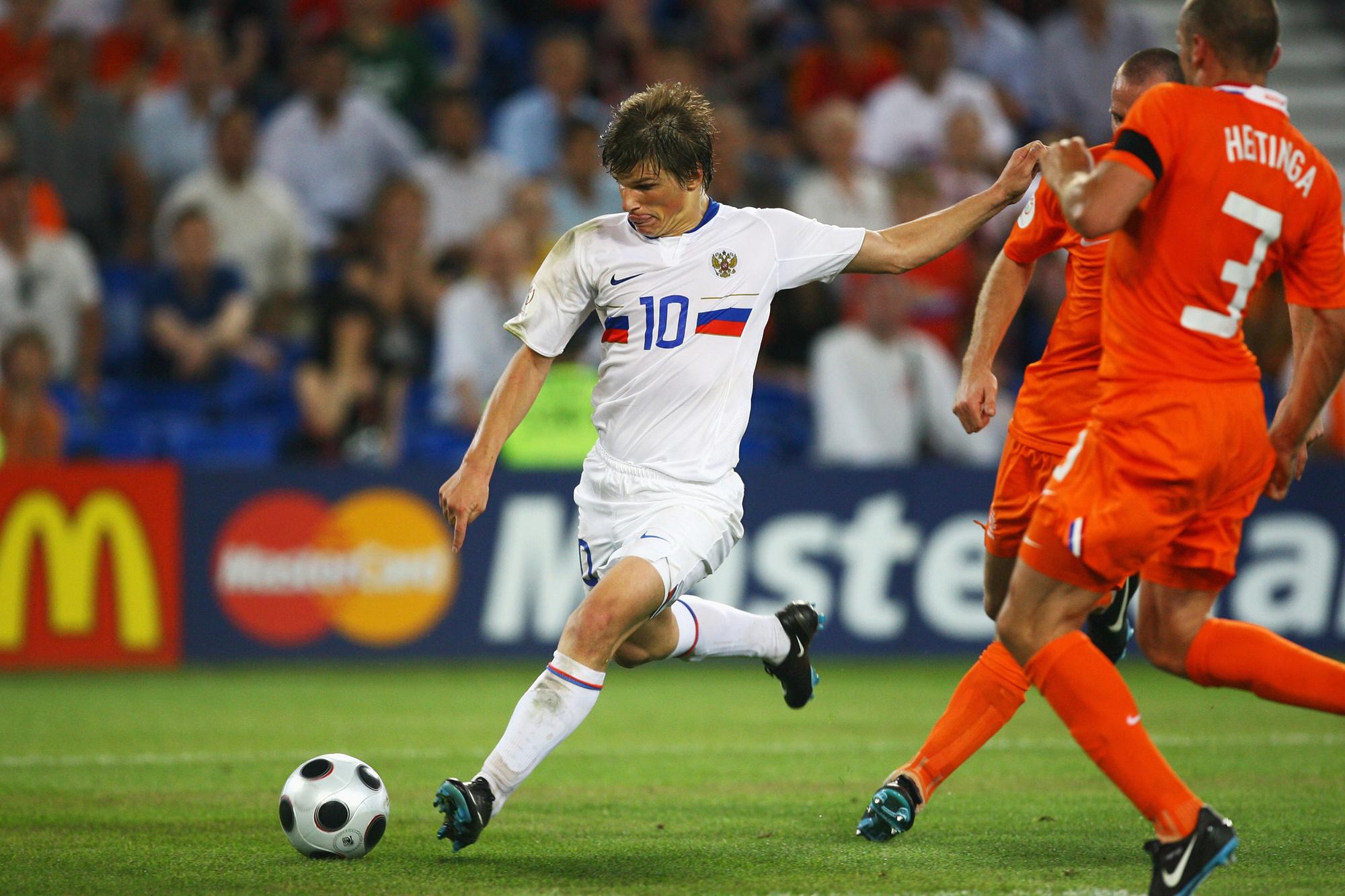 Arsjavin in actie tegen Nederland op het EK 2008