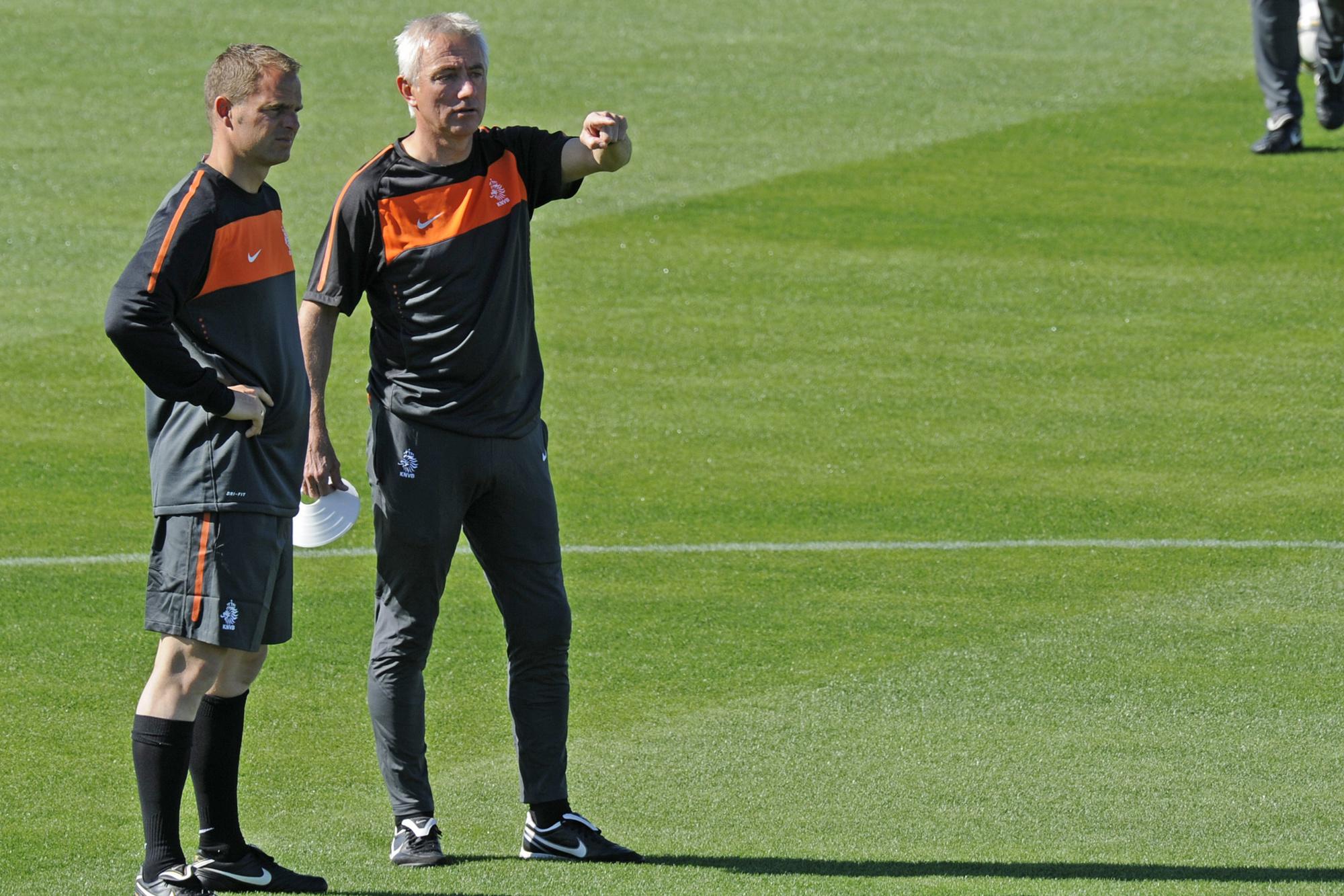 Frank de Boer en bondscoach Bert van Marwijk op het WK in 2010