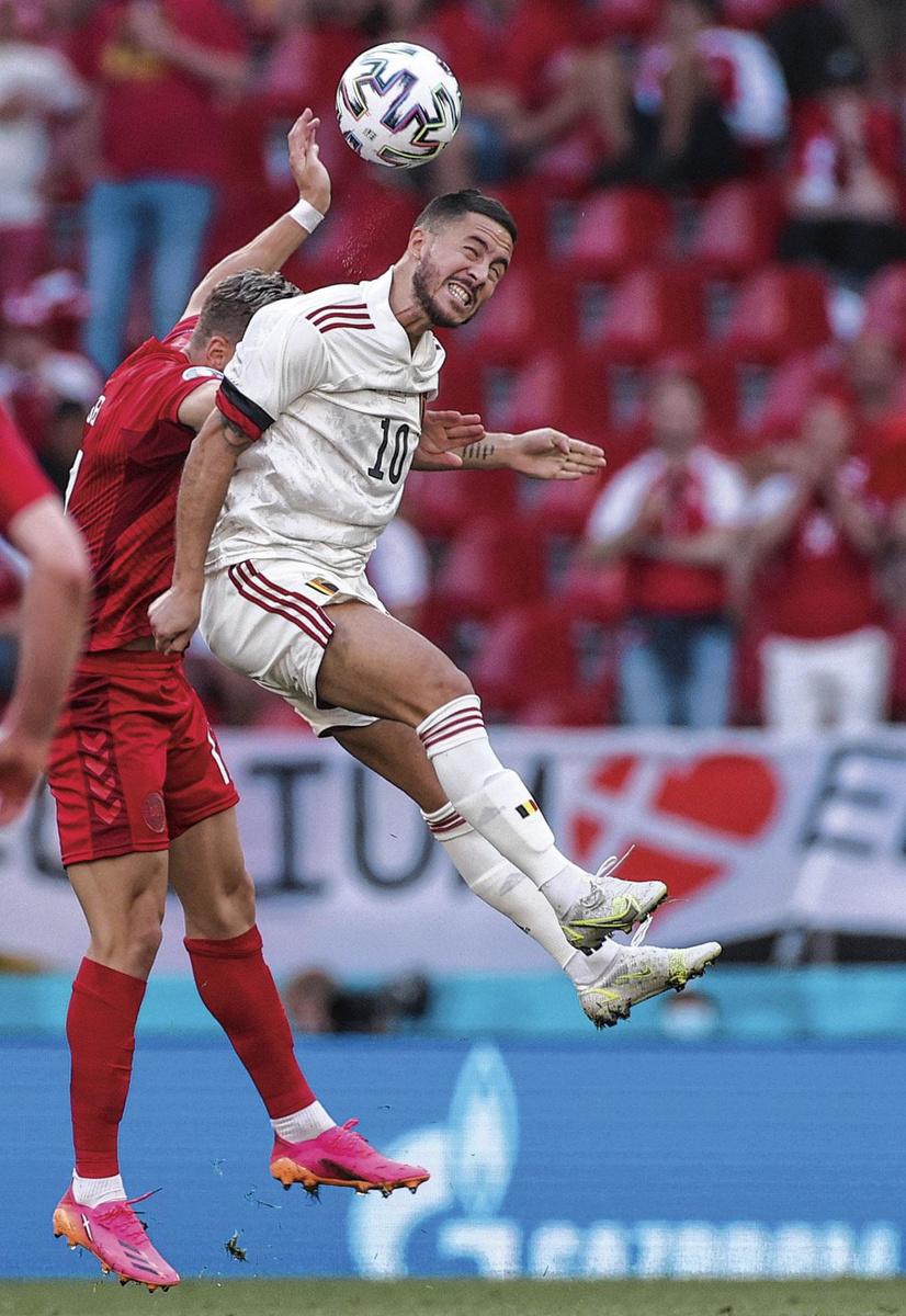 De angst voor het duel, zoals hij er hier tegen Denemarken eentje in de lucht aangaat, moet Eden Hazard zien te overwinnen.