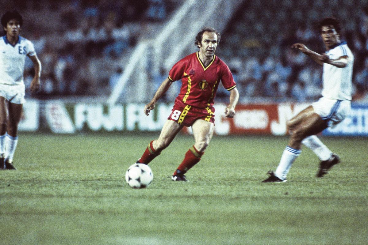 Wilfried Van Moer in een van zijn laatste wedstrijden als international, op het WK 1982: 'Ik twijfelde om nog mee te gaan naar Spanje, maar Guy Thys overtuigde me.'