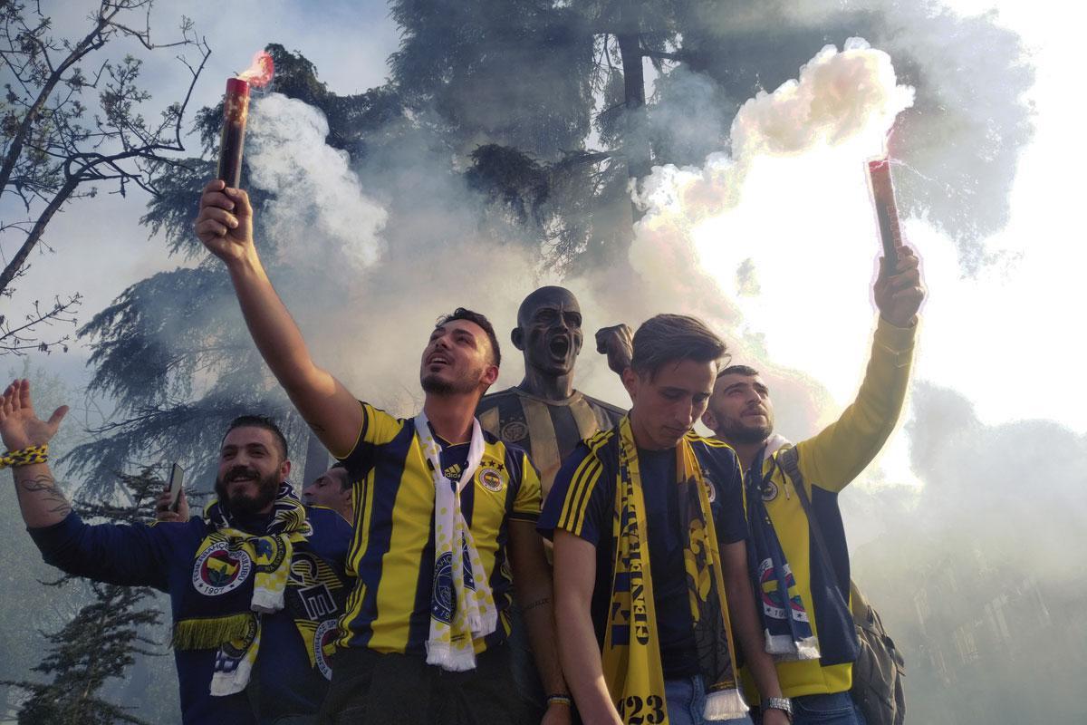 Ultra's van Fenerbahçe leven zich uit. James Montague: 'In de 21e eeuw, waarin we zo versplinterd zijn geraakt, zo afgescheiden in onze eigen bubbels, schenkt de ultracultuur jongeren een fysieke gemeenschap.'