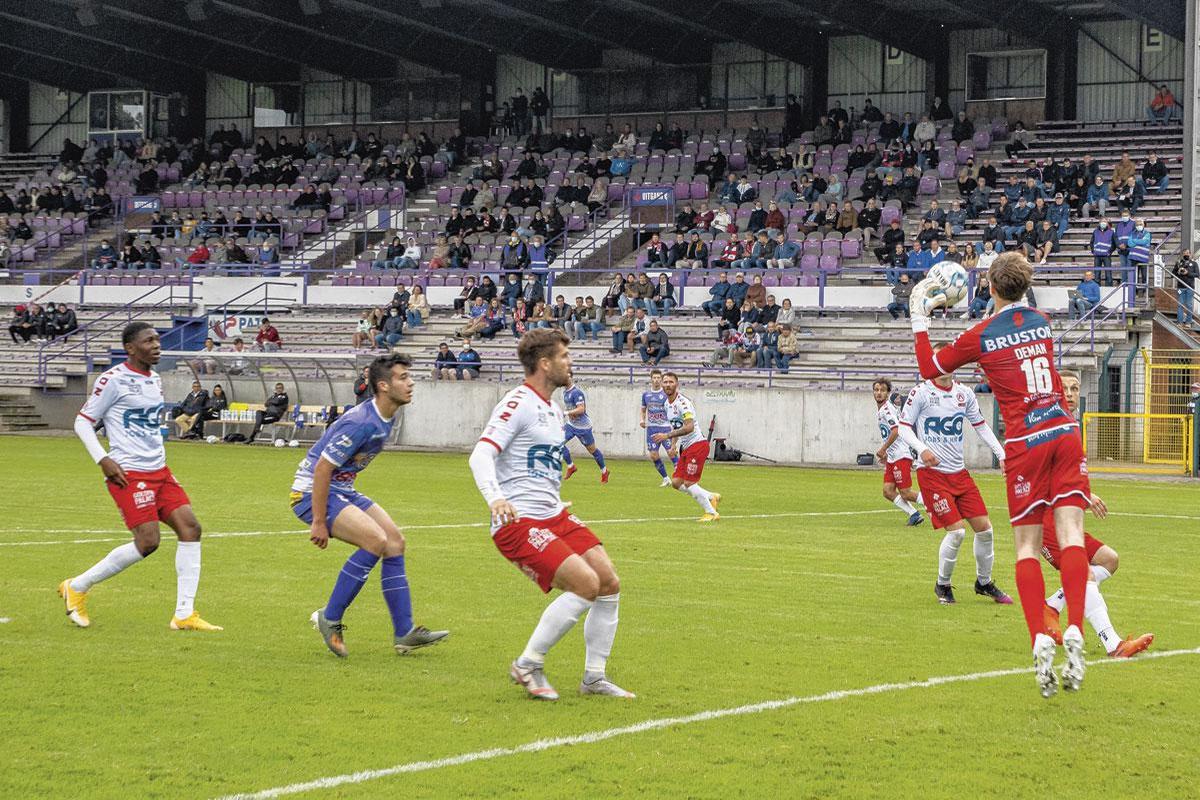 Een beeld uit de oefenmatch van KRC Harelbeke tegen KV Kortrijk. Na de wedstrijd was KVK-trainer Luka Elsner een tevreden man.