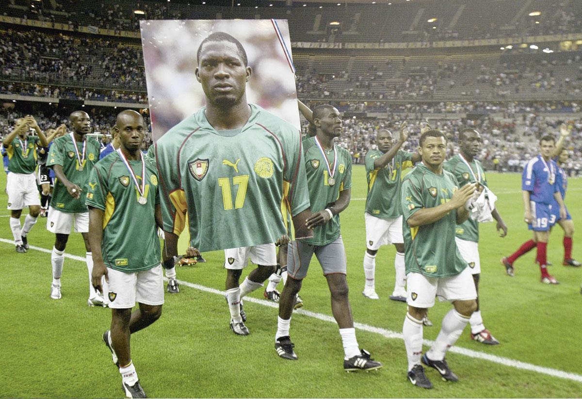 In 2003 zakte de Kameroense international Marc-Vivien Foé in elkaar tijdens een match op de Confederations Cup. Enkele dagen later gaven zijn ploegmaats hem een eerbetoon.