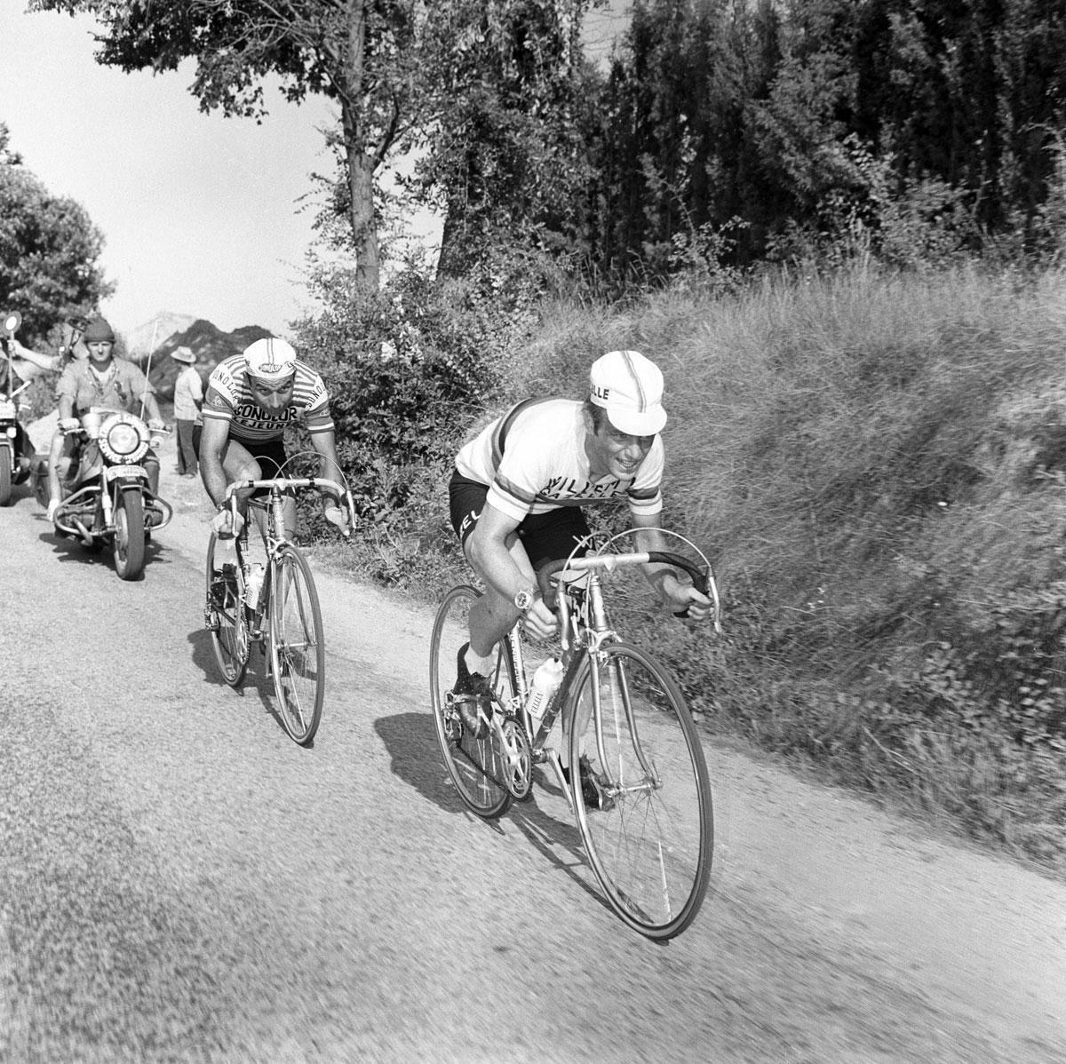 Harm Ottenbros tijdens de Tour van 1970 in de regenboogtrui. De Nederlander bakte er niets meer van.