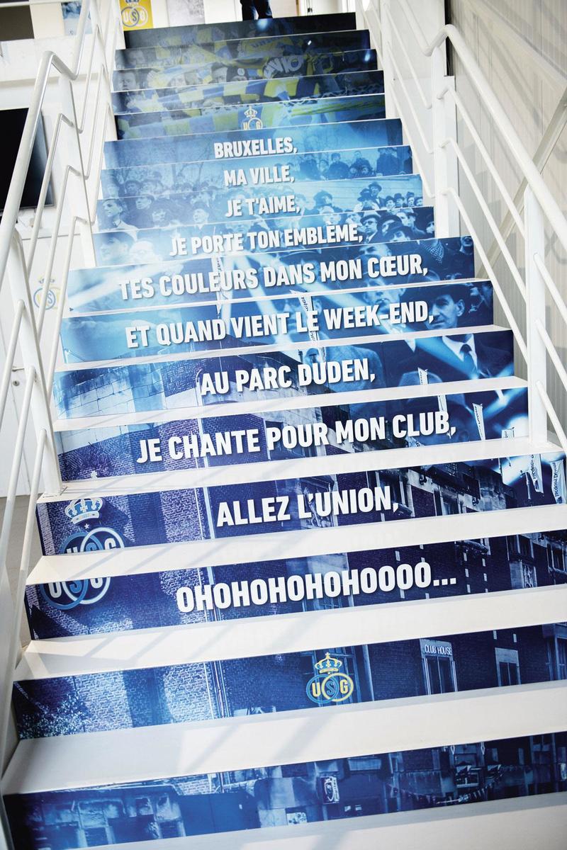 Op de trap staat de tekst van het supporterslied van Union.