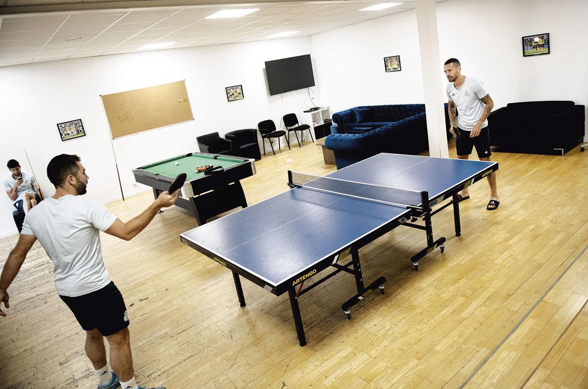 In het basecamp hebben de spelers een eigen spelershome (Guillaume François serveert), slaapkamers en een fitnessruimte.