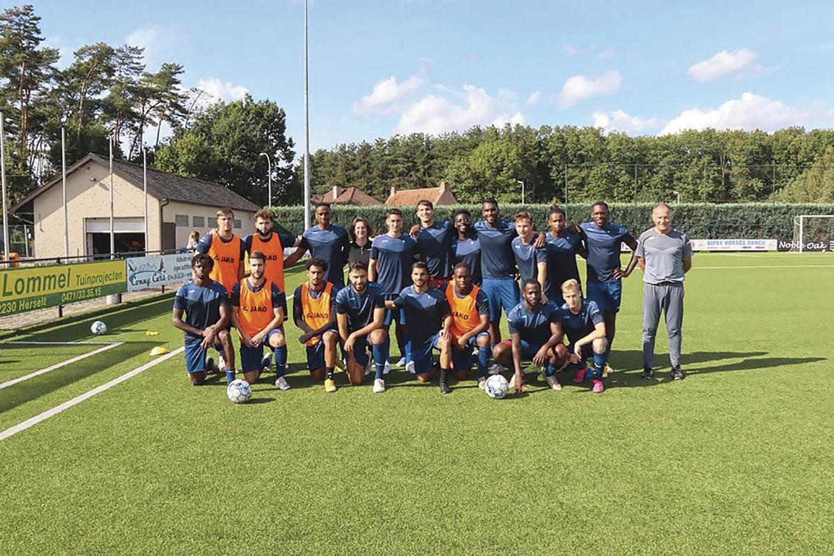 De Free Pro Players FC staan klaar voor de aftrap tegen Lierse uit 1B in Oosterzonen.