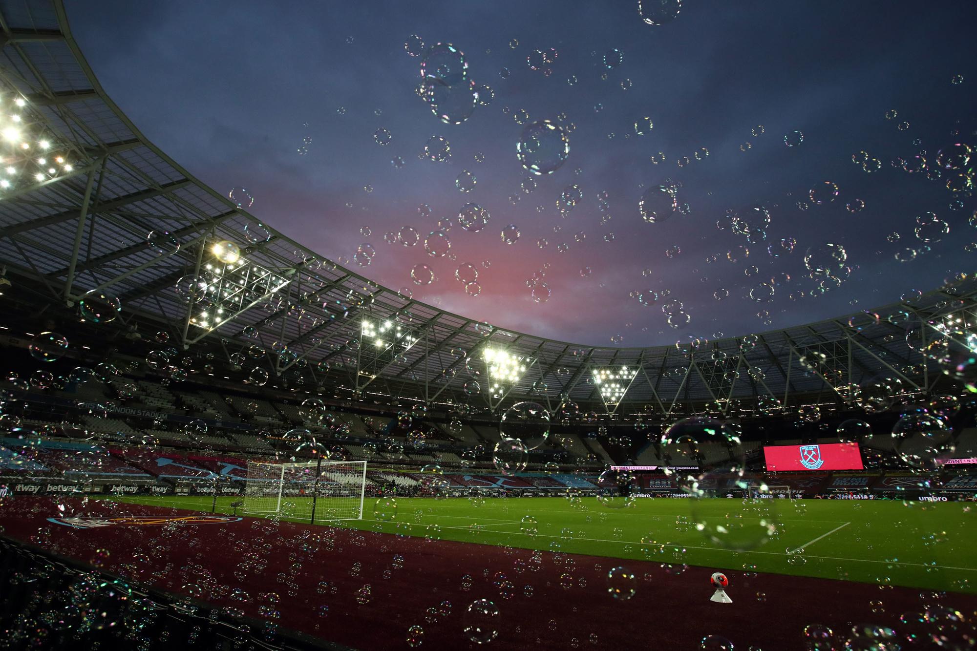 Voor de aftrap wordt het stadion van West Ham altijd gevuld met bubbels