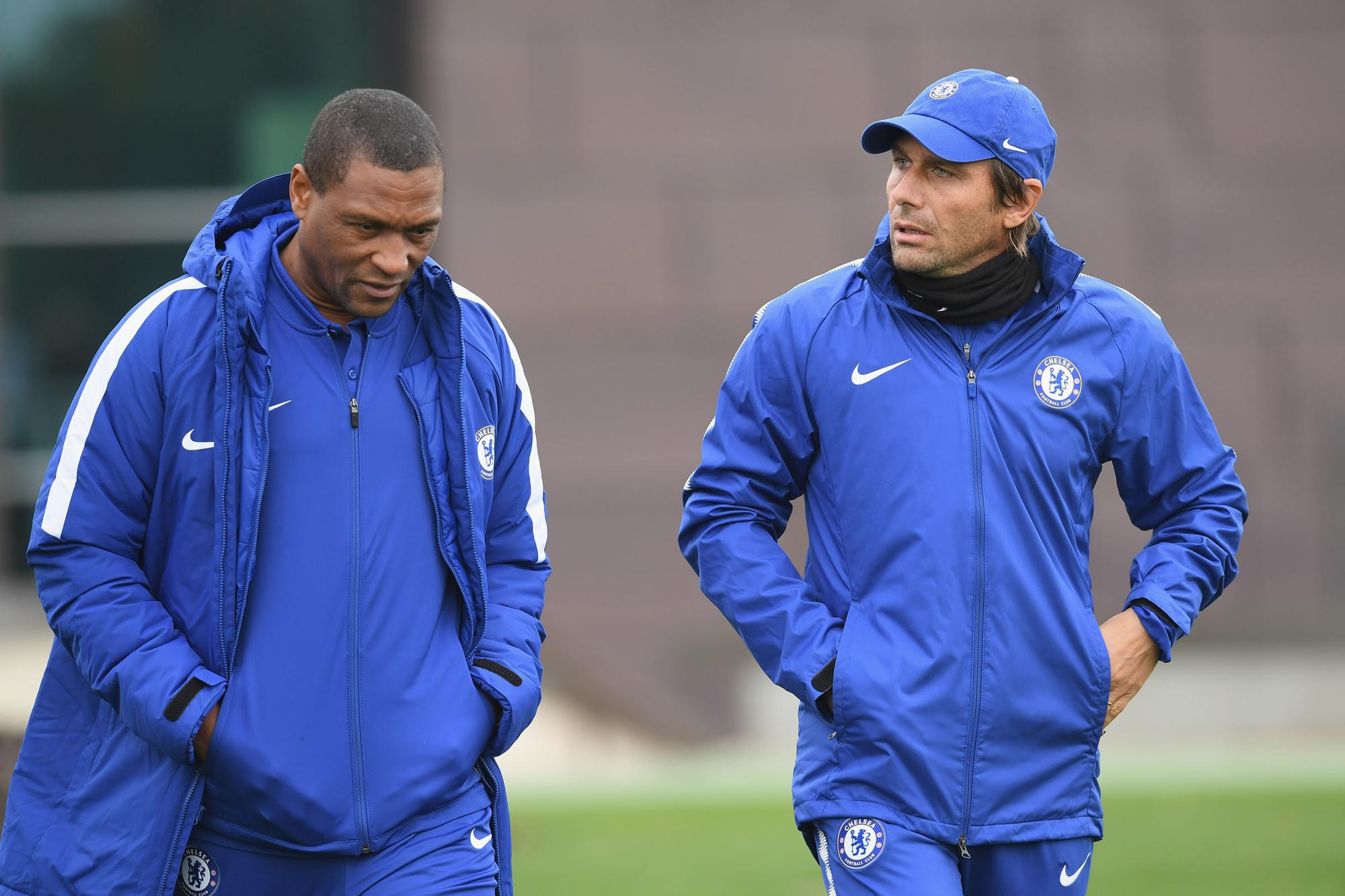 Michael Emenalo (l) naast Antonio Conte (r)