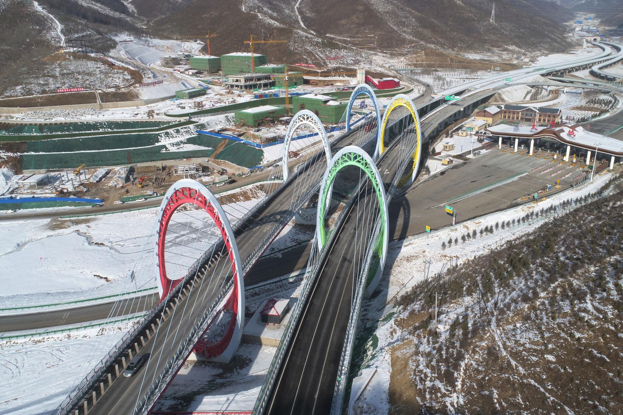 De vijfringenbrug in Zhangjiakou, een van de steden waar de Winterspelen doorgaan