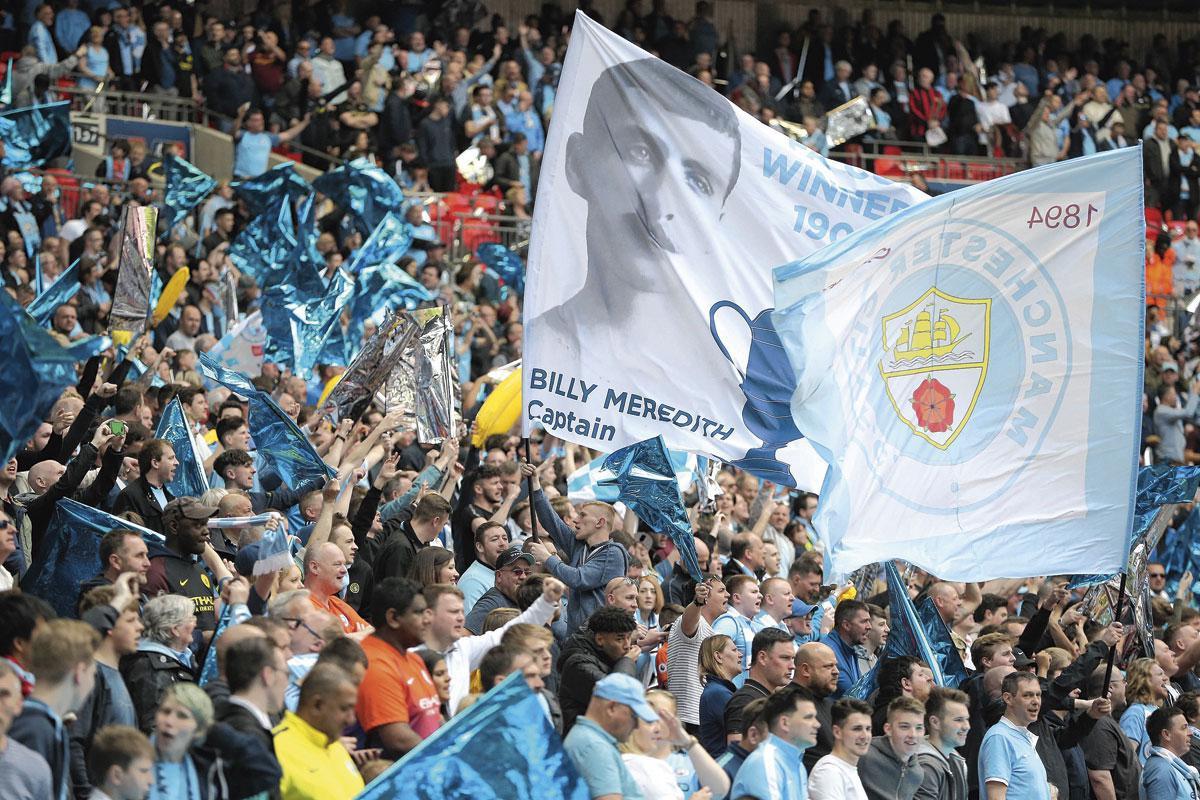 Een beeld uit 2017: supporters van Manchester City eren hun 'captain' Billy Meredith.