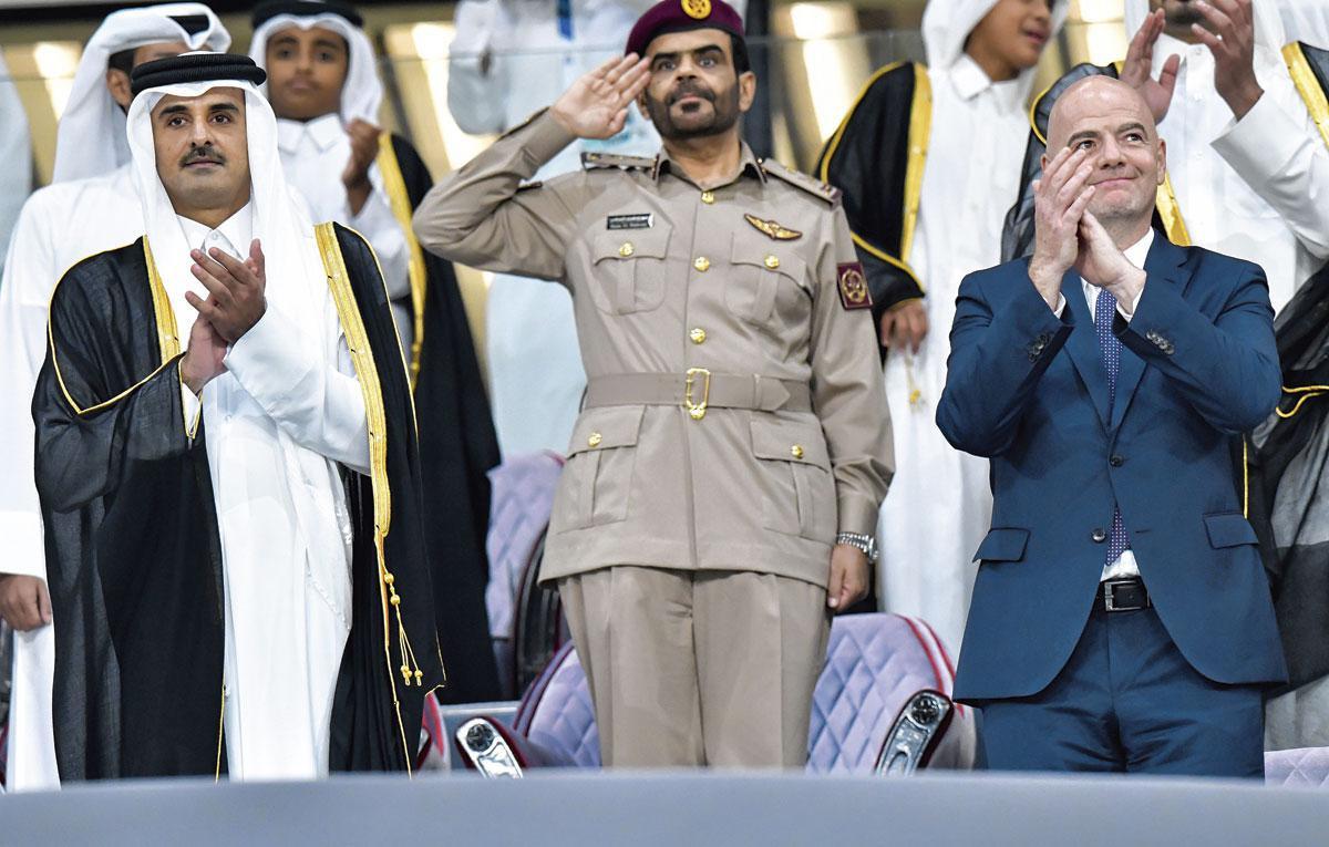 Emir Tamim bin Hamad Al Thani en Gianni Infantino tijdens de inhuldiging van een stadion in 2019.