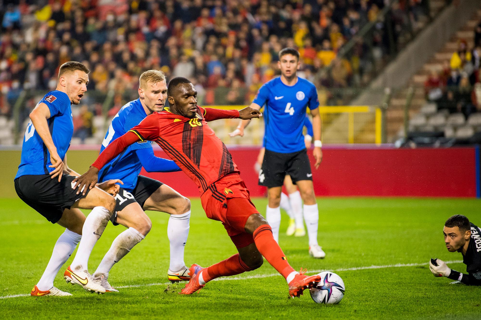 Christian Benteke, omringd door verdedigers, scoort: 1-0