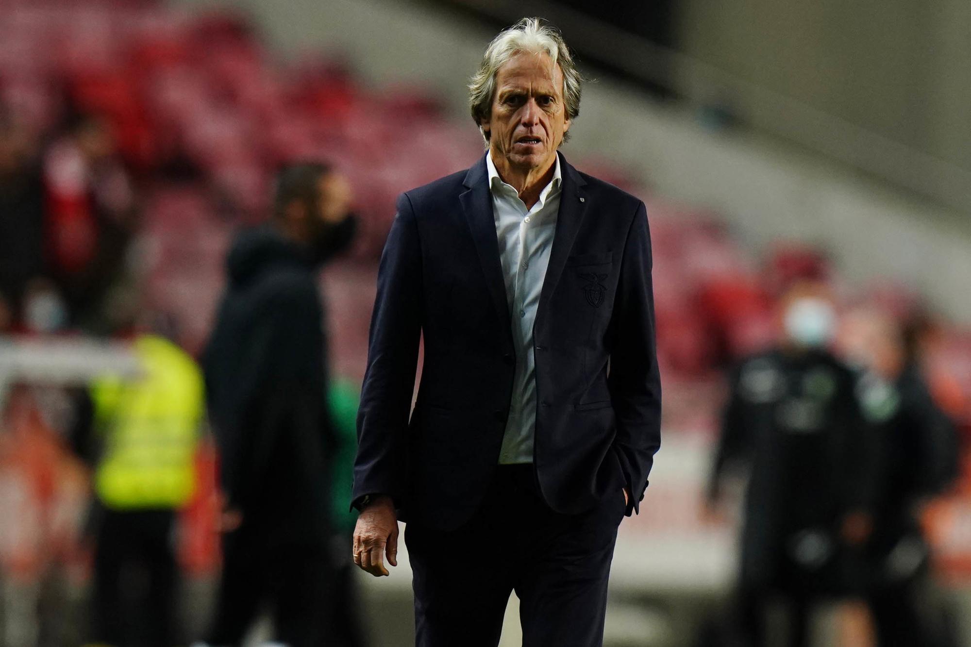 Crisis bij Benfica van Vertonghen: trainer vertrokken, aanvoerder verbannen en spelers in opstand
