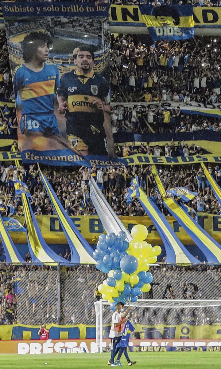 Eerbetoon in La Bombonera van Boca Juniors op 30 oktober, de verjaardag van Maradona.