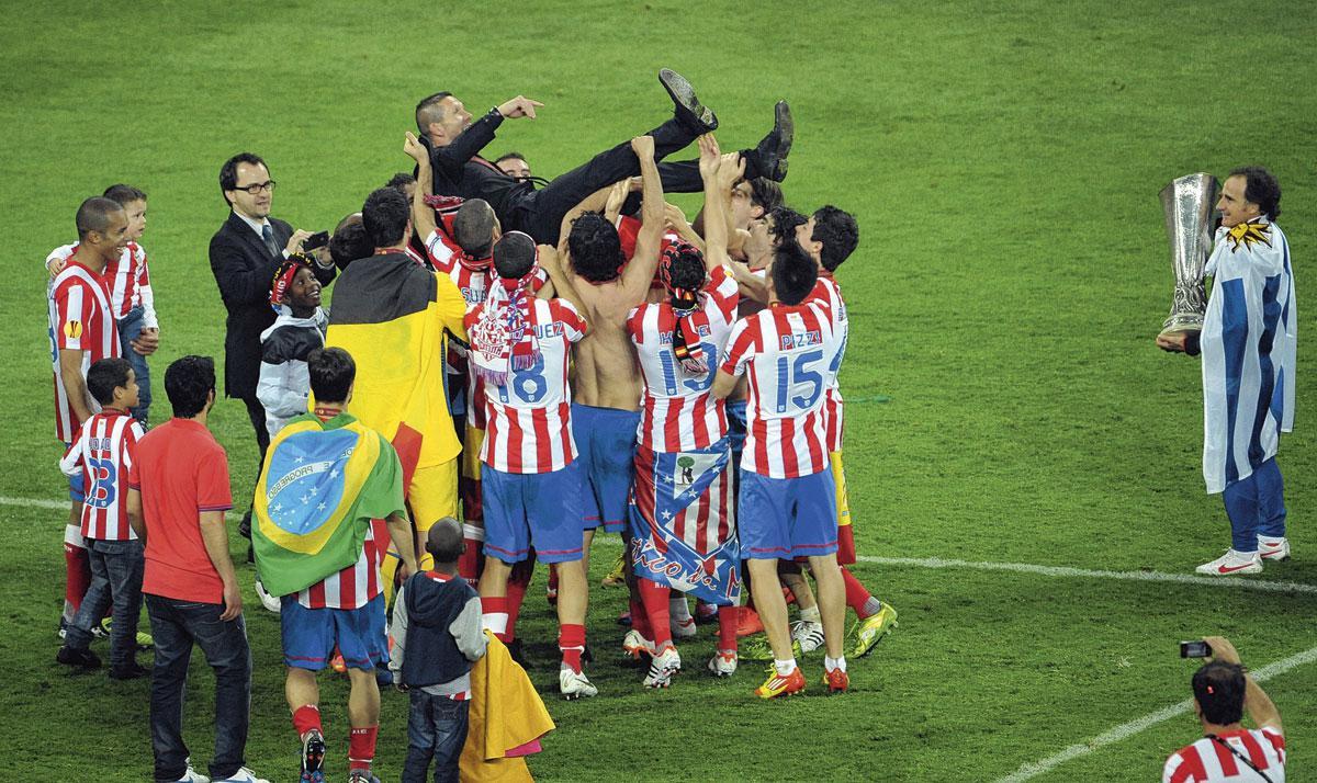 Na winst in de Europa League in 2012 gooien de spelers van Atlético hun coach in de lucht.